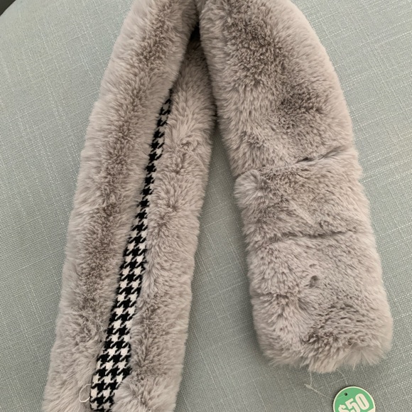 Luxurious Gray Faux Fur Scarf - Picture 2 of 6